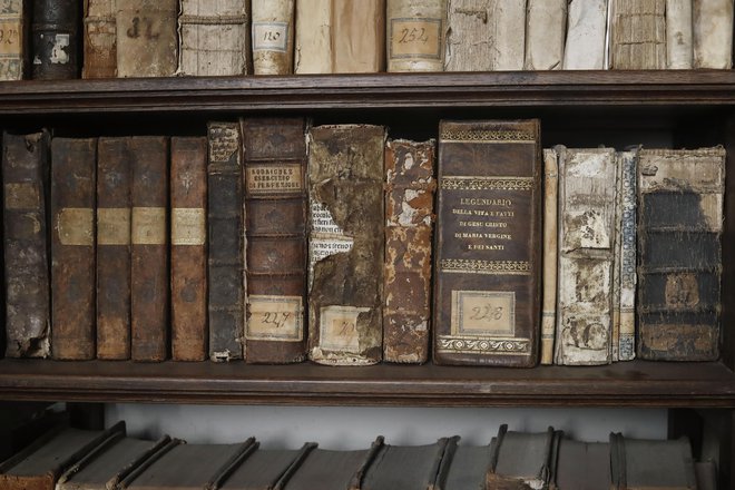 »Za uničene starinske knjige ne dajo nobene odškodnine, ker se jih v trgovini ne da več kupiti.« FOTO Leon Vidic