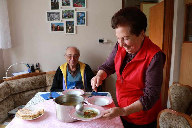 »Moja ljubezen do domače hrane in tradicionalne kulinarike izvira iz otroštva, saj sem vedno opazovala mamo pri kuhanju in ji pomagala,« pravi Marija Fras. Fotografiji Jože Pojbič