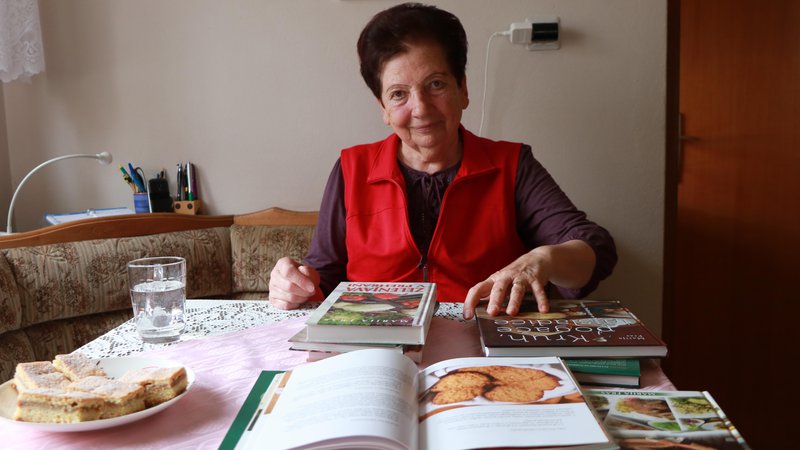 Fotografija: Pri osemdesetih Marija Fras še vedno odlično obvlada kuho in peko v domači kuhinji.