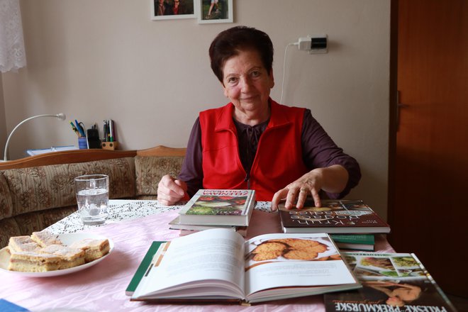 Pri osemdesetih Marija Fras še vedno odlično obvlada kuho in peko v domači kuhinji.