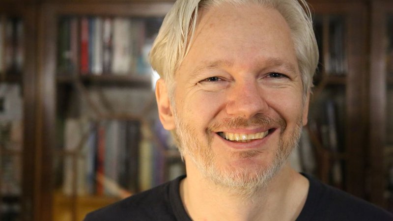 Fotografija: Julian Assange je v pogovoru za Delo povedal, da želi biti vohun za ljudi. FOTO: Jela Krečič