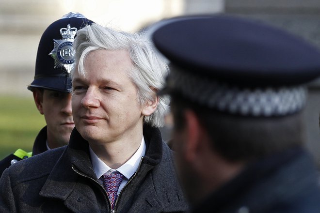 Assangeu, ki je odgovoren za objavo zaupnih depeš ameriških diplomatov leta 2010, bi lahko grozila tudi predaja ameriškim oblastem, kjer bi se moral soočiti z več obtožbami. FOTO: Stefan Wermuth/Reuters