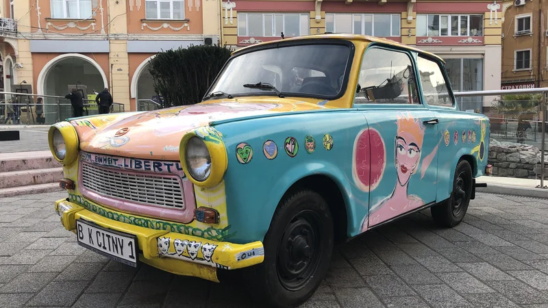 Fotografija: Berlinski trabant v središču Plovdiva. FOTO: Aljaž Vrabec