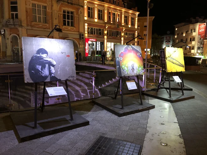 Razstava o berlinskem zidu v središču Plovdiva. FOTO: Aljaž Vrabec