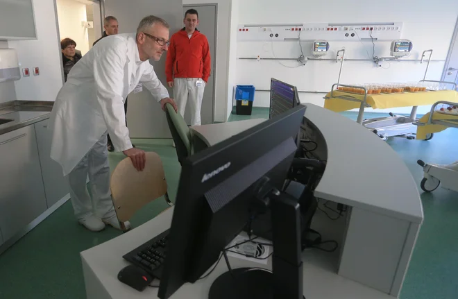 Štirje specialisti družinske medicine in dva specializanta trenutno pokrivajo 24-urno delovanje v urgentnem centru. FOTO: Tadej Regent/delo