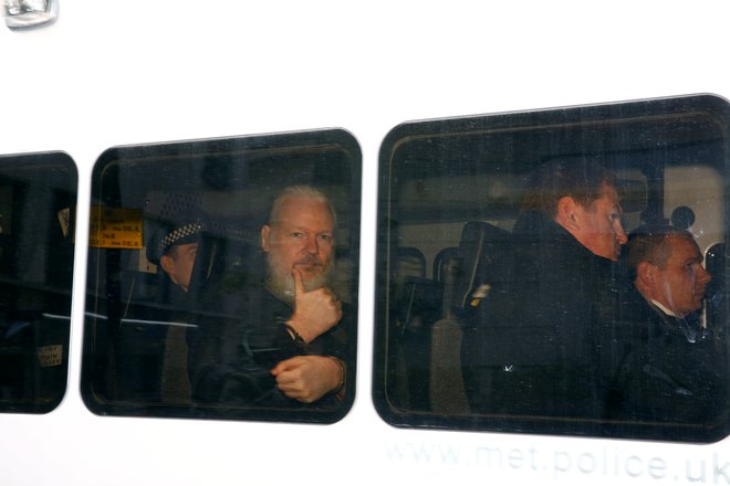 Skorajda neprepoznavnega Juliana Assangea so aretirali, ko so mu ekvadorske oblasti po sedmih letih odvzele azil. FOTO: Reuters