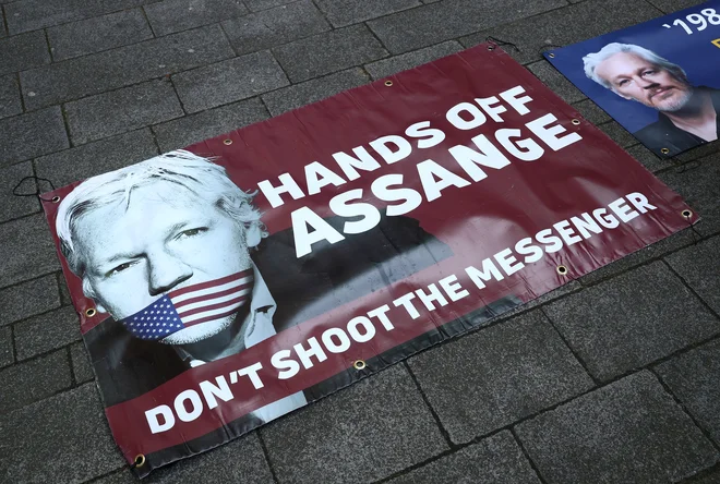 Pri WikiLeaksu poudarjajo, da je bil odvzem azila žvižgaču nezakonit in da gre pri tem za kršitev mednarodnega prava. FOTO: Reuters