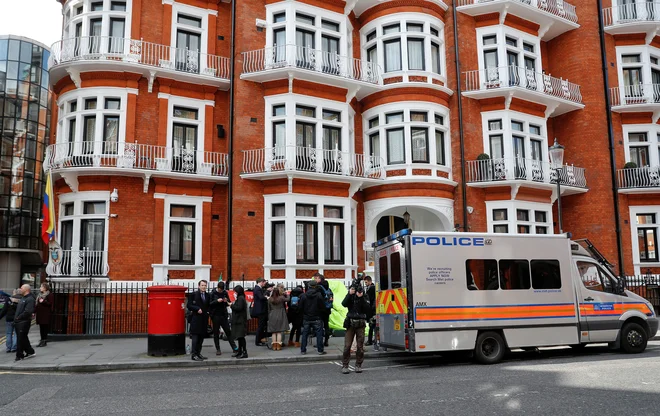 Assange je sedem let živel za štirimi stenami ekvadorskega veleposlaništva v Londonu. FOTO: Reuters