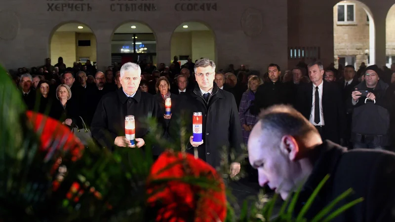 Fotografija: Hrvaški premier Andrej Plenković in nekdanji hrvaški član predsedstva BiH Dragan Čović leta 2017 med spominsko slovesnostjo padlim hrvaškim borcem v Mostarju. FOTO: Elvis Barukčić/AFP