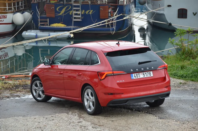 Škoda scala najbolj izstopa z zadnje strani in z zelo elegantnimi lučmi. FOTO: Gašper Boncelj