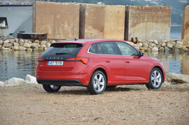 Nova škoda najbolj izstopa z zadnje strani in z zelo elegantnimi lučmi. FOTO: Gašper Boncelj