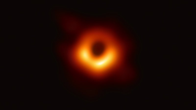 Fotografija: Do včeraj so bile vse podobe črne luknje le računalniško generirane simulacije na podlagi predvidevanj. FOTO: Eht Collaboration