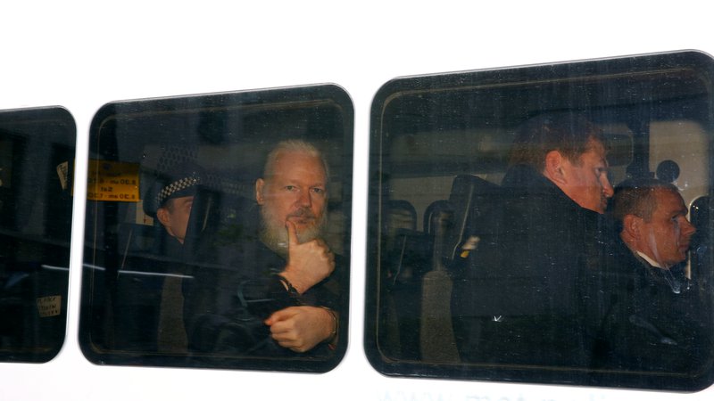 Fotografija: Assange se je na današnjem zaslišanju izrekel za nedolžnega glede očitkov izogibanja sodišču. FOTO: Henry Nicholls/Reuters