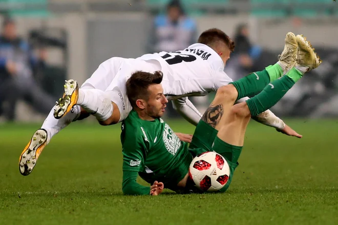 Na tekmi med Muro in Olimpijo ni manjkalo ostrih dvobojev, navijači pa kljub temu niso videli golov. FOTO: Tomi Lombar