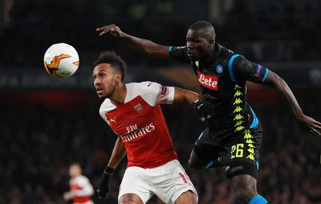 Pierre-Emerick Aubameyang in Kalidou Koulibaly v akciji na derbiju Arsenala in Napolija. FOTO: Reuters