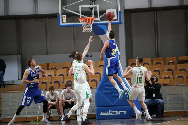 Žan Mark Šiško in soigralci so se večkrat sprehodili do Olimpijinega obroča. FOTO: Petrol Olimpija