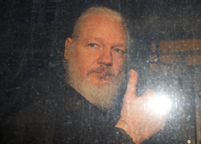 Julijan Assange ima naslednje zaslišanje na sodišču 2. maja, ko naj bi odločali o zahtevi ZDA za njegovo izročitev, je sporočil sodnik Michael Snow. FOTO: Peter Nicholls/Reuters
