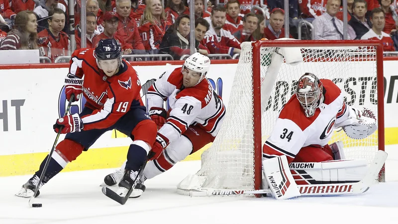 Fotografija: Nicklas Backstrom je bil junak prvakov, ki so z zmago začeli obrambo naslova v NHL. FOTO: Reuters