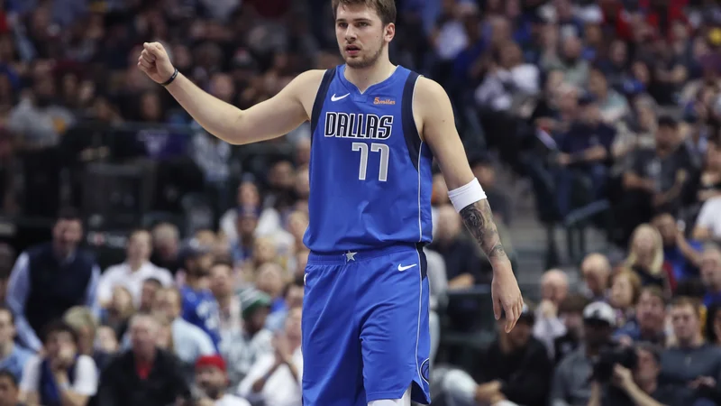 Fotografija: Luka Dončić je v prvi sezoni v NBA nanizal nekaj statistično izjemnih tekem, v naslednjih ga čaka še večji izziv - popeljati Dallas v končnico. FOTO: Reuters