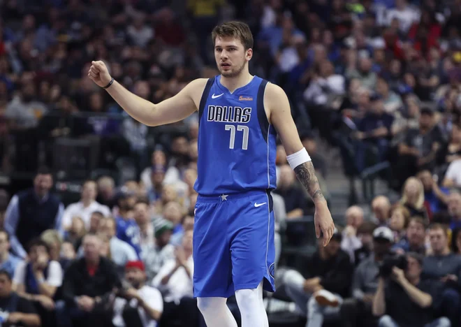 Luka Dončić je v prvi sezoni v NBA nanizal nekaj statistično izjemnih tekem, v naslednjih ga čaka še večji izziv - popeljati Dallas v končnico. FOTO: Reuters