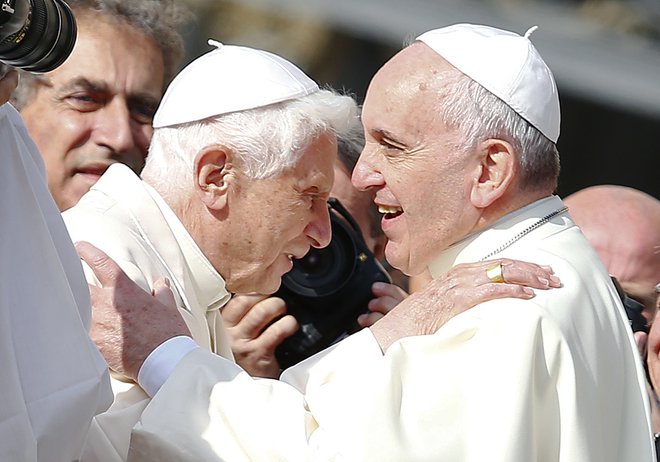 Nekdanji papež je telesno že zelo šibak, a umsko dobrega zdravja. FOTO: Reuters 