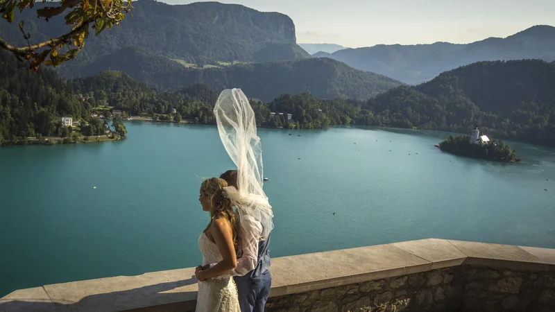 Fotografija: Po sklenitvi pogodbe bo priporočljivo, da zakonca pogodbo pospravita v predal in normalno nadaljujeta s svojim življenjem – v upanju, da predala nikoli ne bo treba odpirati. Foto: Voranc Vogel/Delo