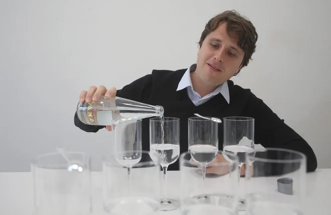 Niko Huber bo kmalu tudi vodni sommelier. FOTO: Tadej Regent/Delo