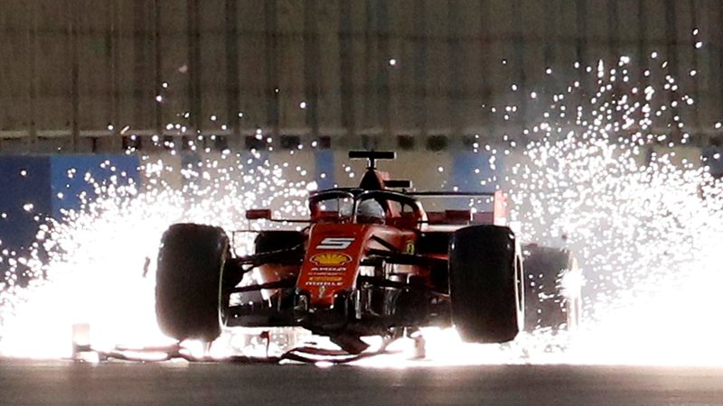 Fotografija: V formuli 1 ne manjka spektakularnih prizorov, s kakršnim je med prejšnjo dirko v Bahrajnu postregel Ferrarijev zvezdnik Sebastian Vettel. FOTO: Reuters