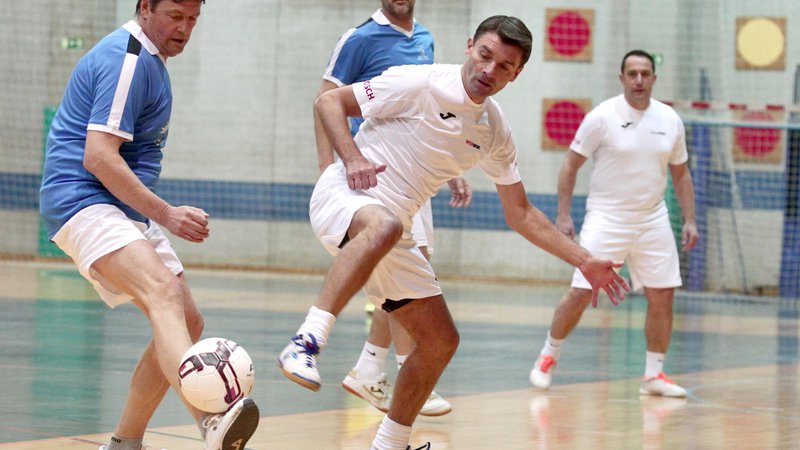 Fotografija: Sašo Udovič uživa v malem nogometu, a se zaveda, da mora pri rekreativni obliki igranja glava voditi telo. Sicer hitro pride poškodba. FOTO: Dejan Javornik/Delo