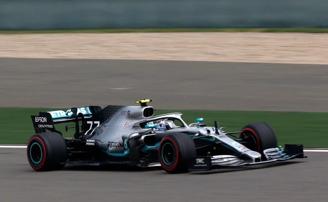 Potem ko je bil na današnjem uvodnem prostem treningu v Šanghaju najhitrejši Ferrarijev dirkač Sebastian Vettel (pred Lewisom Hamiltonom in Charlesom Leclercom), je na drugem z 1:33,330 za najboljši dosežek dneva poskrbel Mercedesov Finec Valtteri Bottas