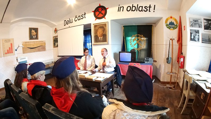 Fotografija: Učna ura s tovarišem Jernejem je lahko tudi v učilnici iz 70. let na Velenjskem gradu. FOTO: Brane Piano