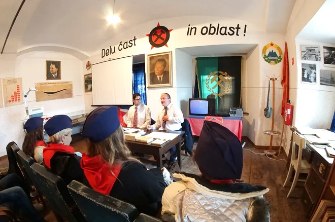 Učna ura s tovarišem Jernejem je lahko tudi v učilnici iz 70. let na Velenjskem gradu. FOTO: Brane Piano