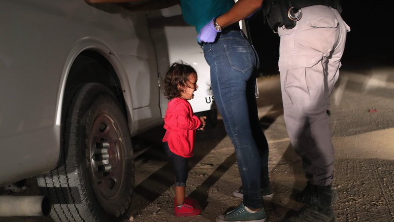 Fotografija: Ime deklice na fotografiji je Yanela Sanchez, z materjo Sandro je do ZDA prišla po enomesečni poti iz Srednje Amerike. FOTO: John Moore/Getty Images North America/AFP