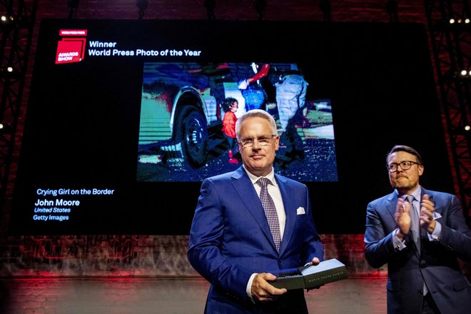 Fotograf John Moore je nagrado prejel od nizozemskega princa Constantijna. FOTO: Patrick Van Katwijk/AFP