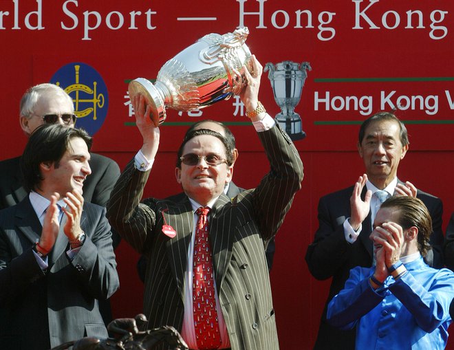 Trgovca z umetninami Aleca Wildensteina (na fotografiji iz leta 2003, pet let pred smrtjo, s pokalom za zmago enega od njegovih dirkalnih konjev) je nezvestoba stala milijarde evrov. FOTO: Reuters