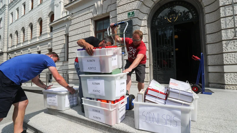 Fotografija: S specializiranega tožilstva so na sodišče spis pripeljali v skoraj 30 škatlah. Foto: Marko Feist