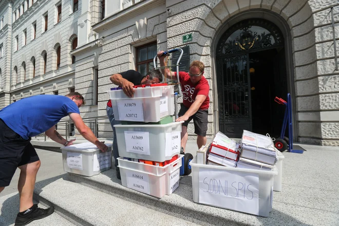 S specializiranega tožilstva so na sodišče spis pripeljali v skoraj 30 škatlah. Foto: Marko Feist