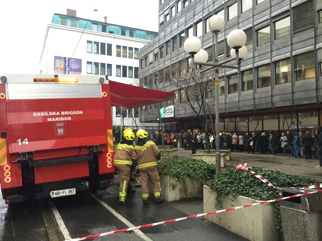 Gasilci in policisti so ne vedoč, da gre za marketinško potezo, evakuirali več kot 400 ljudi. FOTO: Aleš Andlovič