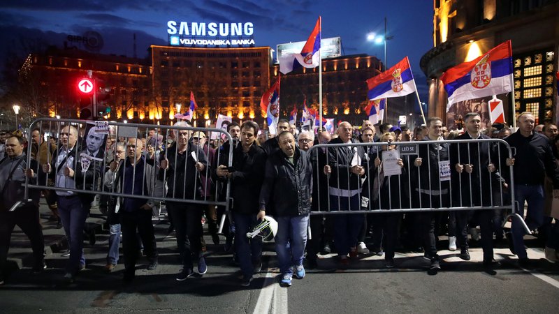 Fotografija: Protestniki iz vse Srbije potujejo danes potovali na protest v Beograd. Fotografija je s protesta prejšnjo soboto. Foto Marko Djurica/Reuters