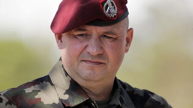 Fotografija: Miha Škerbinc je bil del ekipe, ki si jo je postavila načelnica Alenka Ermenc; predhodnika je na mestu poveljnika sil Slovenske vojske zamenjal pred božičem. Foto Mavric Pivk