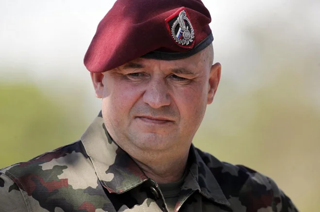 Miha Škerbinc je bil del ekipe, ki si jo je postavila načelnica Alenka Ermenc; predhodnika je na mestu poveljnika sil Slovenske vojske&nbsp; zamenjal pred božičem. Foto Mavric Pivk