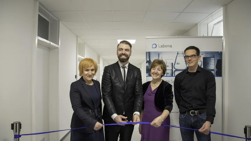 Fotografija: Vodja laboratorija za farmacevtsko analitiko Mira Kordiš Krapež, direktor Labene Borut Čeh, ustanoviteljica Labene Irena Lemut Čeh in vodja laboratorija za molekularno biologijo Rok Košir. FOTO: Manca Mrzelj/Delo