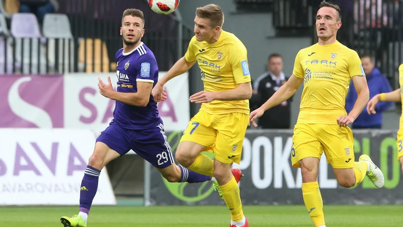 Fotografija: Jan Mlakar (levo) in Gaber Dobrovoljc sta otroka Domžal, danes pa bosta velika tekmeca. FOTO: Tadej Regent/Delo