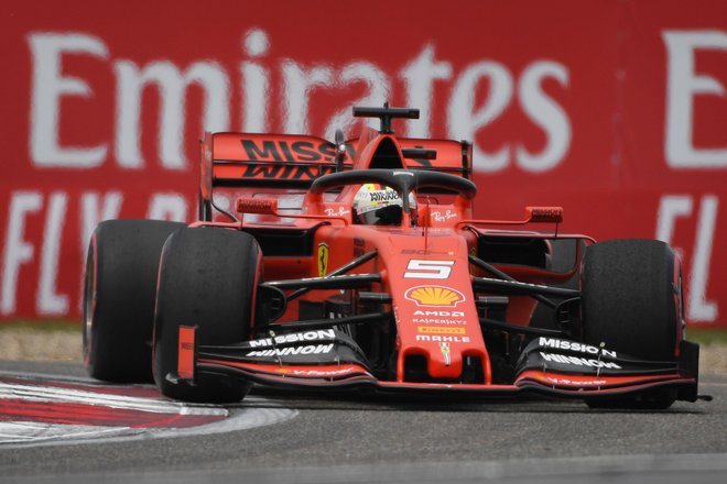 Ferrari (na fotografiji Sebastian Vettel) je veljal za favorita pred VN Kitajske, a zdaj ta vloga pripada Mercedesu. FOTO: AFP