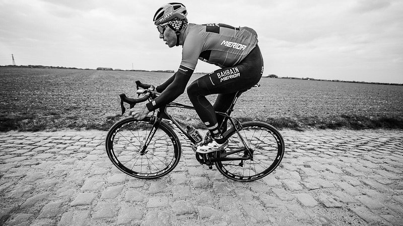 Fotografija: Kristijan Koren je včeraj preizkusil tlakovce Pariz-Roubaixa. FOTO: Scott Mitchell/Bahrain Merida