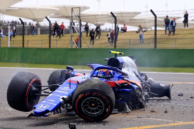 Alexander Albon je povsem razbil dirkalnik, a mu ni bilo hudega. FOTO: Reuters