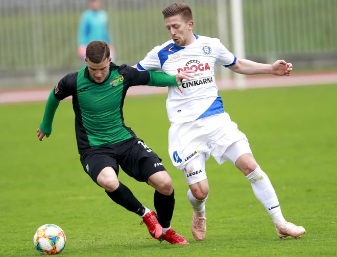 Žiga Škoflek (levo) je bil v kranjskem derbiju za obstanek najbolj razigran med Velenjčani. FOTO: Roman Šipić/Delo