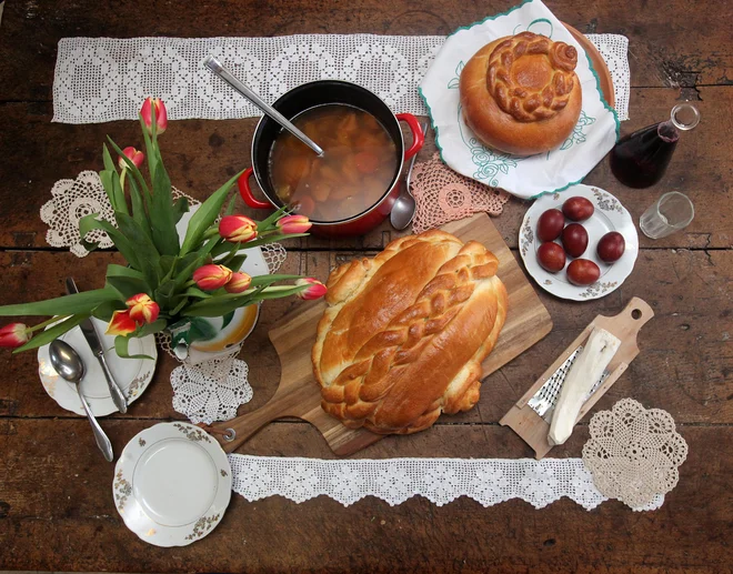 Tako kot si božič težko predstavljamo brez smrečice in potice, si velike noči ne moremo brez pirhov in tradicionalnega velikonočnega zajtrka. FOTO: Mavric Pivk/delo