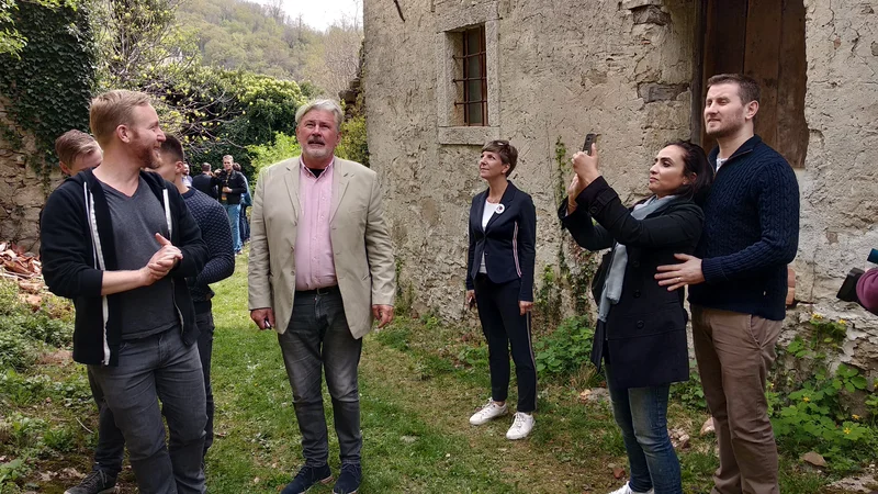 Fotografija: Gneča v Slapniku. Foto Blaž Močnik/Delo