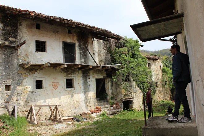 Skupina Tempo še ni dobila vseh solgasij lastnikov za prodajo vasi. Foto Blaž Močnik/Delo